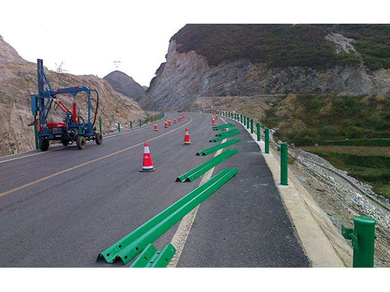 高速公路防护栏安装
